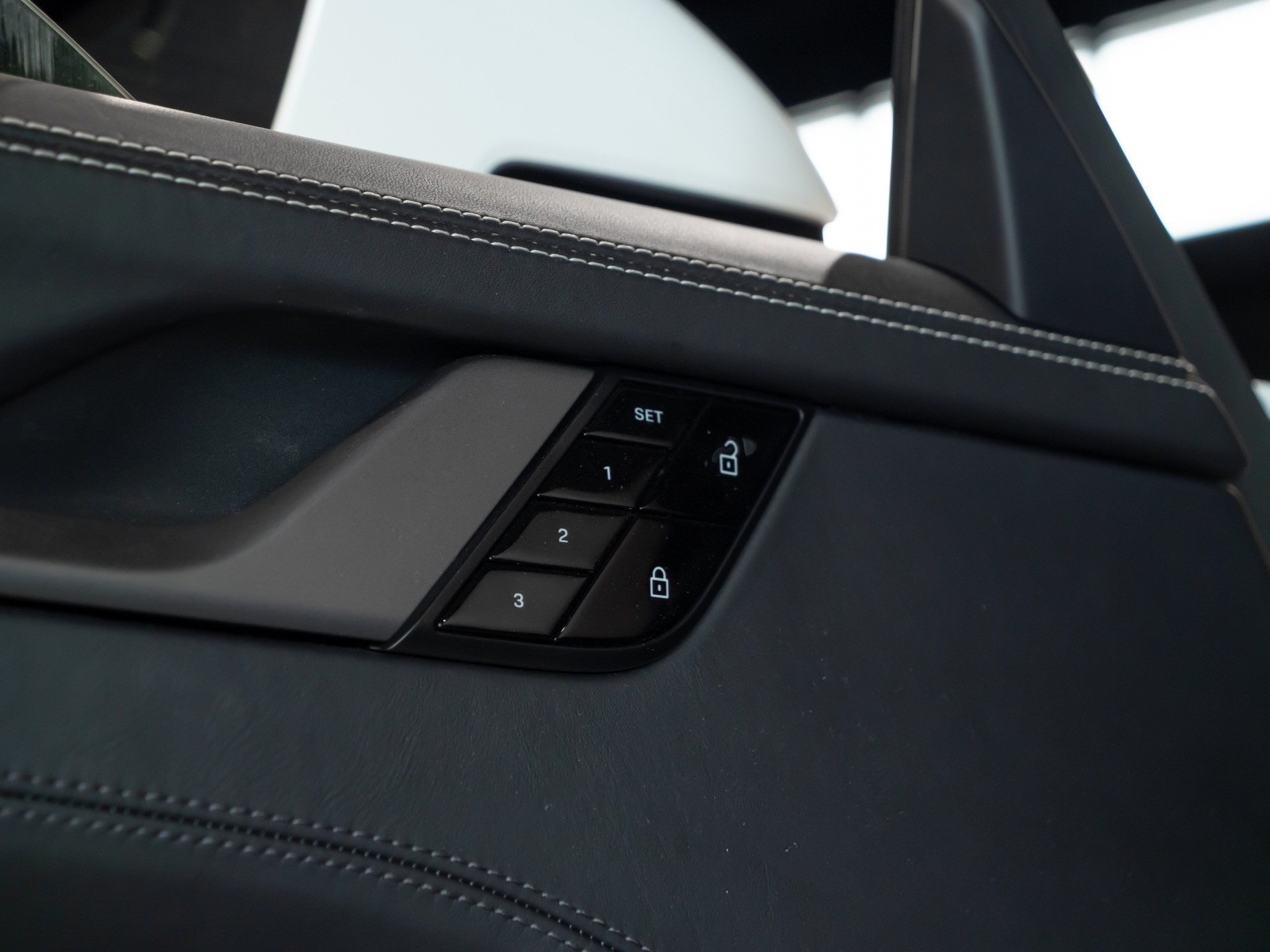 Commandes de réglage des sièges – PORSCHE – 911 992.1 S Cabriolet – 2020 – Blanc – 16 900 km – 450 ch – Flat 6 bi-turbo – Transmission : séquentielle – Origine Allemagne – Privaty Cars – Recherche personnalisée de modèles PORSCHE à La Rochelle