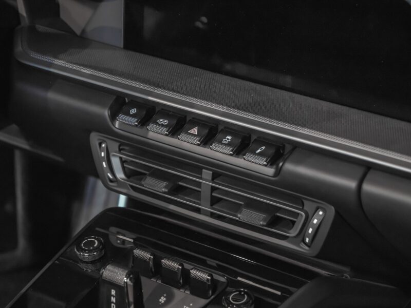 Console centrale avec commandes et aérateurs – PORSCHE – 911 992.1 S Cabriolet – 2020 – Blanc – 16 900 km – 450 ch – Flat 6 bi-turbo – Transmission : séquentielle – Origine Allemagne – Privaty Cars – Vente de supercars d’occasion près de Niort