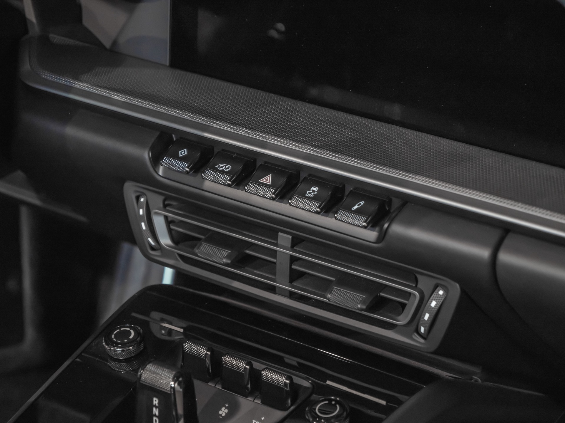 Console centrale avec commandes et aérateurs – PORSCHE – 911 992.1 S Cabriolet – 2020 – Blanc – 16 900 km – 450 ch – Flat 6 bi-turbo – Transmission : séquentielle – Origine Allemagne – Privaty Cars – Vente de supercars d’occasion près de Niort