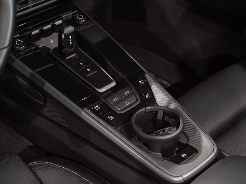 Console centrale avec commandes intégrées – PORSCHE – 911 992.1 S Cabriolet – 2020 – Blanc – 16 900 km – 450 ch – Flat 6 bi-turbo – Transmission : séquentielle – Origine Allemagne – Privaty Cars – Expert des voitures de prestige d’occasion en Charente-Maritime