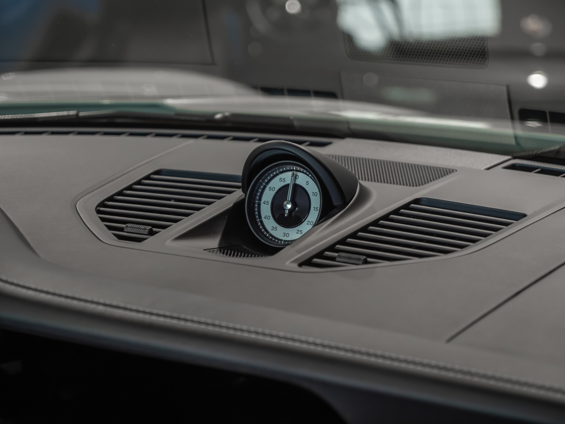 Compteur de vitesse analogique – PORSCHE – 911 992.1 S Cabriolet – 2020 – Blanc – 16 900 km – 450 ch – Flat 6 bi-turbo – Transmission : séquentielle – Origine Allemagne – Privaty Cars – Dépôt-vente de voitures de sport et véhicules d’exception près de Niort