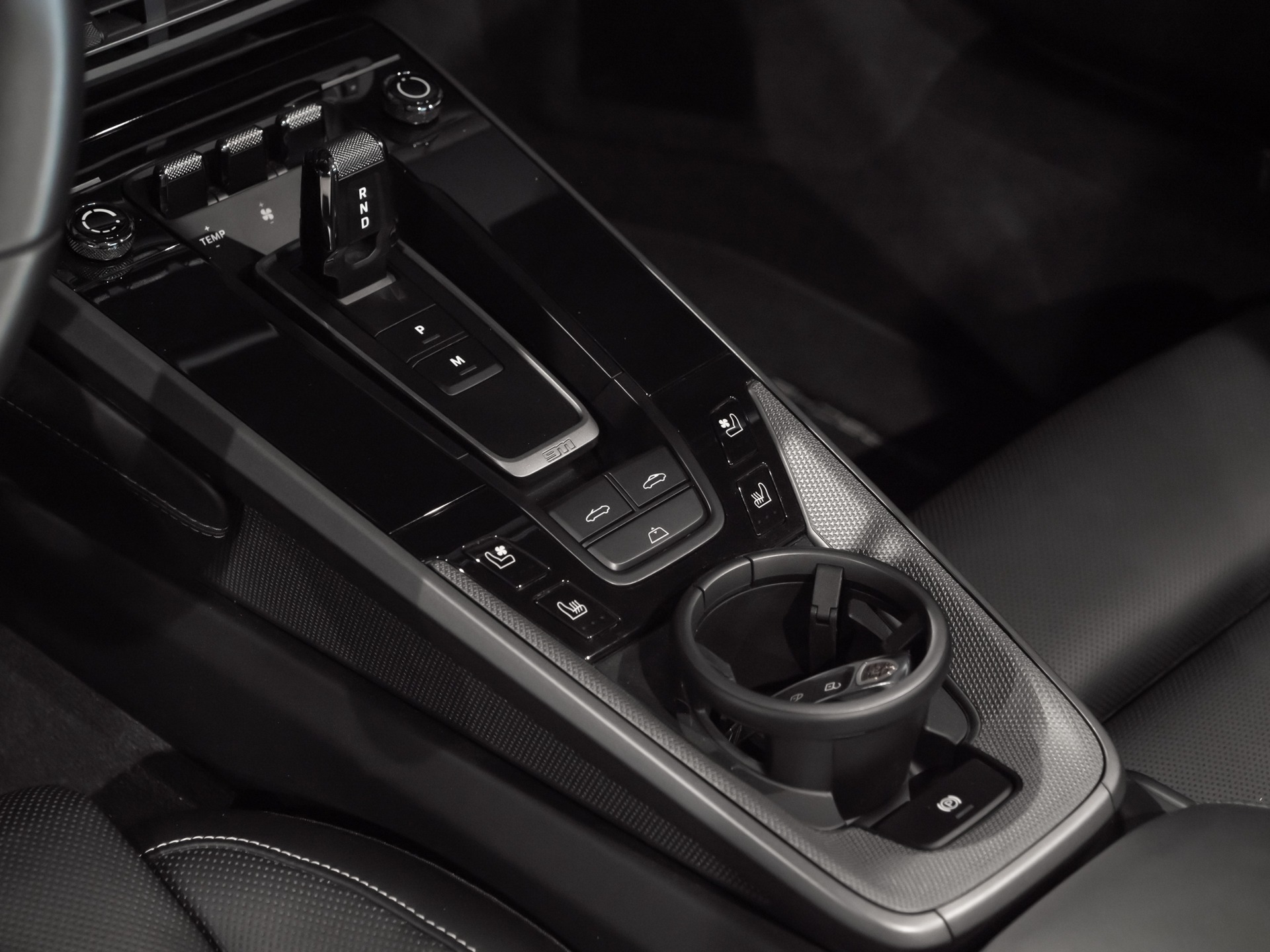Console centrale avec commandes intégrées – PORSCHE – 911 992.1 S Cabriolet – 2020 – Blanc – 16 900 km – 450 ch – Flat 6 bi-turbo – Transmission : séquentielle – Origine Allemagne – Privaty Cars – Expert des voitures de prestige d’occasion en Charente-Maritime