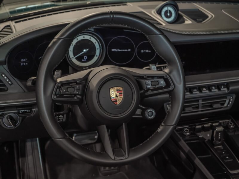 Volant – PORSCHE – 911 992.1 S Cabriolet – 2020 – Blanc – 16 900 km – 450 ch – Flat 6 bi-turbo – Transmission : séquentielle – Origine Allemagne – Privaty Cars – Rachat cash de voitures de sport d’occasion proche de Bordeaux