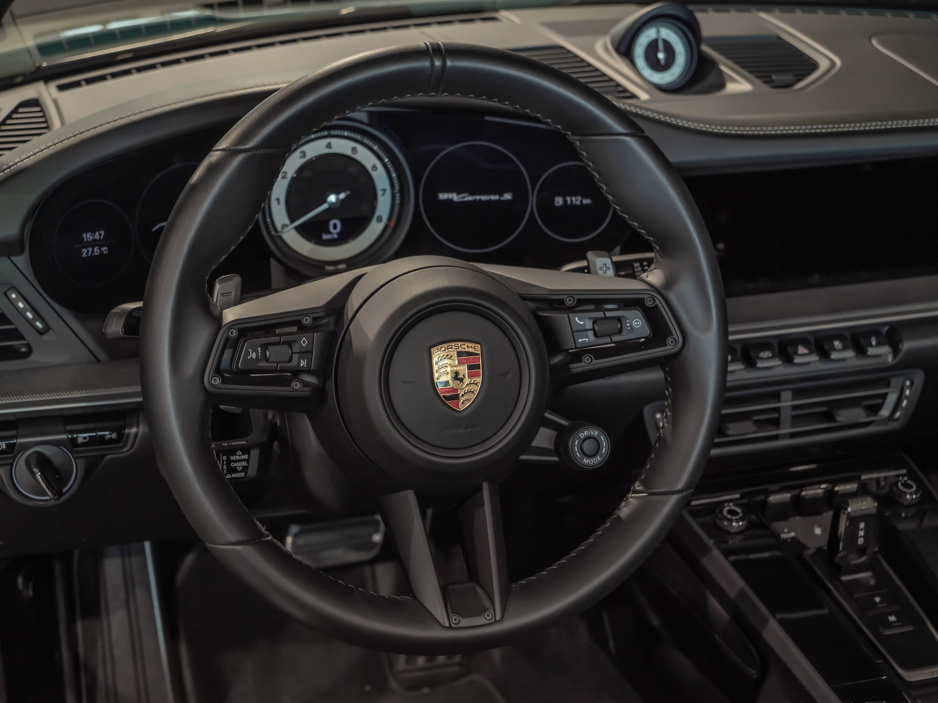 Volant – PORSCHE – 911 992.1 S Cabriolet – 2020 – Blanc – 16 900 km – 450 ch – Flat 6 bi-turbo – Transmission : séquentielle – Origine Allemagne – Privaty Cars – Rachat cash de voitures de sport d’occasion proche de Bordeaux