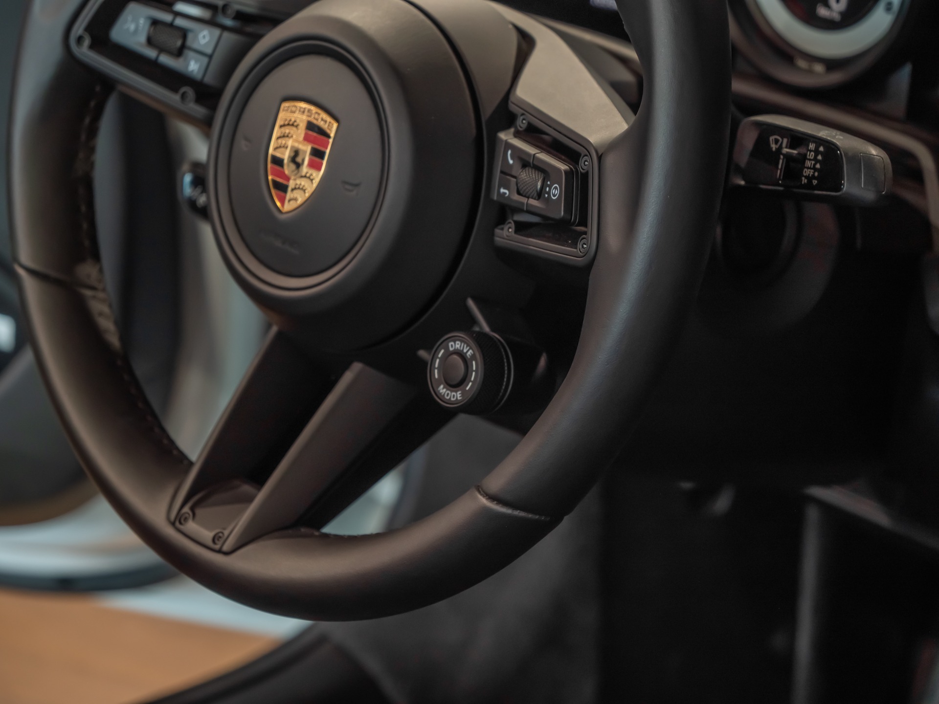 Volant – PORSCHE – 911 992.1 S Cabriolet – 2020 – Blanc – 16 900 km – 450 ch – Flat 6 bi-turbo – Transmission : séquentielle – Origine Allemagne – Privaty Cars – Expertise et vente de modèles Super Sport proche de Bordeaux