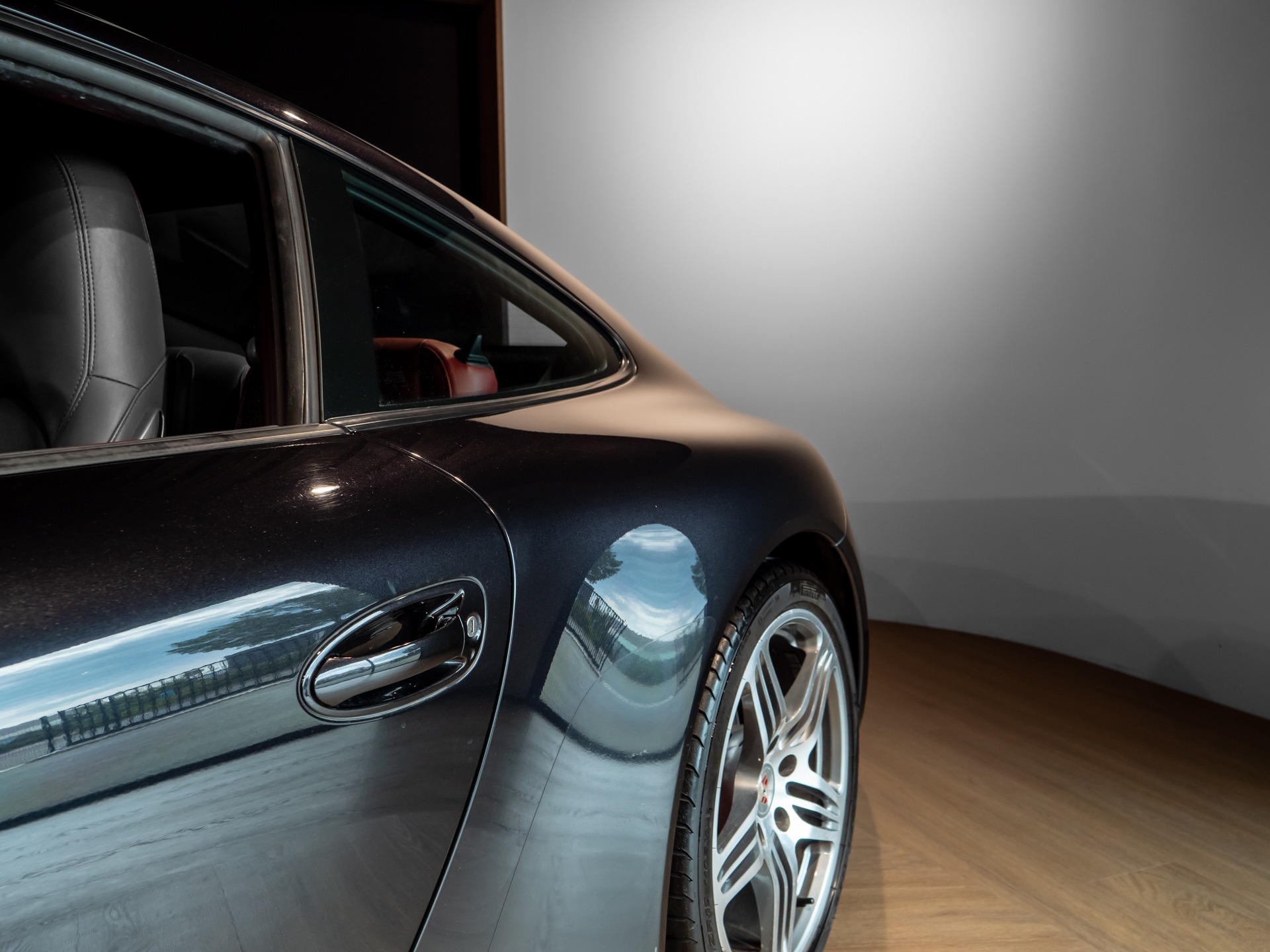 Porte avec poignée chromée – PORSCHE – 911 997 4S – 2007 – Noir Basalte Métallisée – 83 900 km – 355 ch – Flat 6 Atmo – Transmission : Manuelle – Origine Danemark – Privaty Cars – Vente de voitures de prestige d’occasion à 2 heures de Paris en TGV
