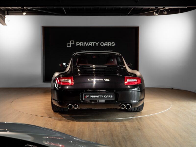 Vue arrière avec double sortie d'échappement – PORSCHE – 911 997 4S – 2007 – Noir Basalte Métallisée – 83 900 km – 355 ch – Flat 6 Atmo – Transmission : Manuelle – Origine Danemark – Privaty Cars – Achat et vente de supercars d’occasion dans l’Ouest de la France