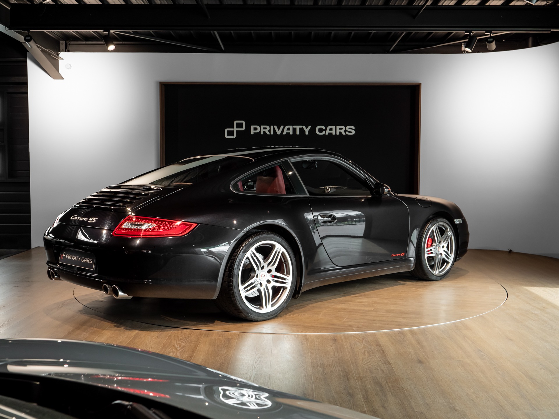 Vue arrière avec double sortie d'échappement – PORSCHE – 911 997 4S – 2007 – Noir Basalte Métallisée – 83 900 km – 355 ch – Flat 6 Atmo – Transmission : Manuelle – Origine Danemark – Privaty Cars – Spécialiste des voitures de sport d’occasion entre Bordeaux et Nantes