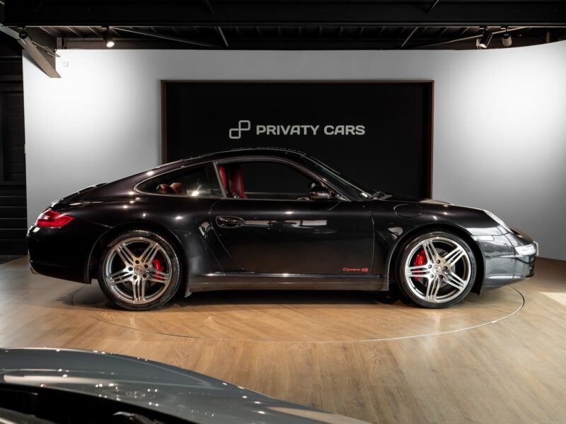 Vue latérale avec jantes en alliage – PORSCHE – 911 997 4S – 2007 – Noir Basalte Métallisée – 83 900 km – 355 ch – Flat 6 Atmo – Transmission : Manuelle – Origine Danemark – Privaty Cars – Reprise cash de voitures de luxe sans obligation d’achat près de Poitiers