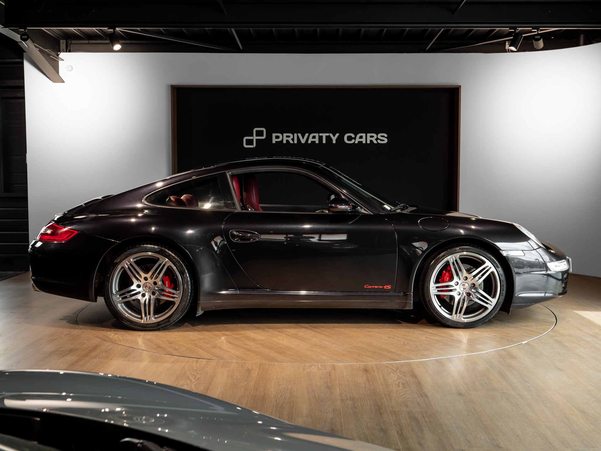 Vue latérale avec jantes en alliage – PORSCHE – 911 997 4S – 2007 – Noir Basalte Métallisée – 83 900 km – 355 ch – Flat 6 Atmo – Transmission : Manuelle – Origine Danemark – Privaty Cars – Reprise cash de voitures de luxe sans obligation d’achat près de Poitiers