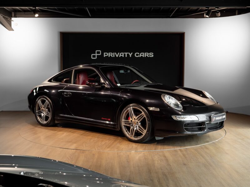 Vue latérale avec jantes sportives – PORSCHE – 911 997 4S – 2007 – Noir Basalte Métallisée – 83 900 km – 355 ch – Flat 6 Atmo – Transmission : Manuelle – Origine Danemark – Privaty Cars – Achat et vente de voitures de sport d’occasion près de Niort
