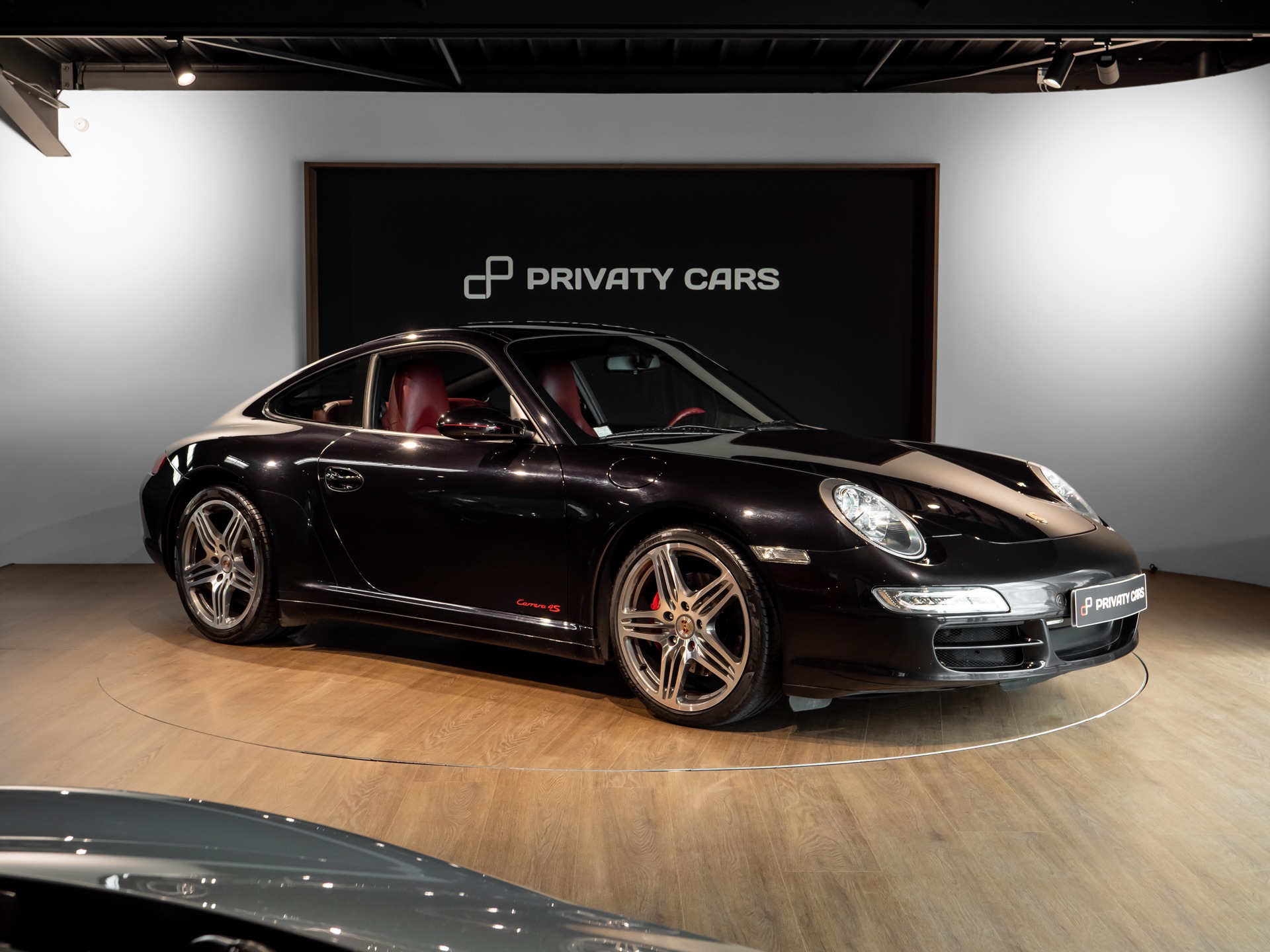 Vue latérale avec jantes sportives – PORSCHE – 911 997 4S – 2007 – Noir Basalte Métallisée – 83 900 km – 355 ch – Flat 6 Atmo – Transmission : Manuelle – Origine Danemark – Privaty Cars – Achat et vente de voitures de sport d’occasion près de Niort