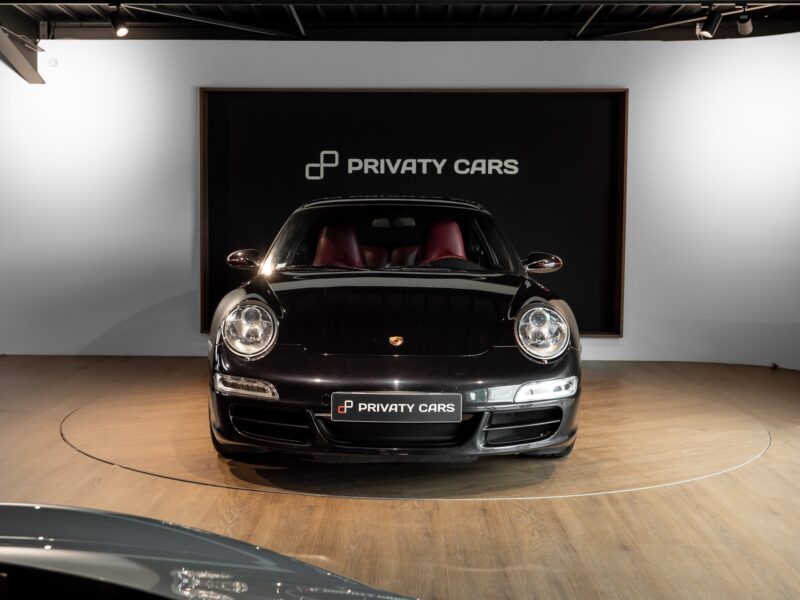Vue avant avec phares ronds – PORSCHE – 911 997 4S – 2007 – Noir Basalte Métallisée – 83 900 km – 355 ch – Flat 6 Atmo – Transmission : Manuelle – Origine Danemark – Privaty Cars – Achat et vente de véhicules PORSCHE d’occasion à 2 heures de Paris en TGV