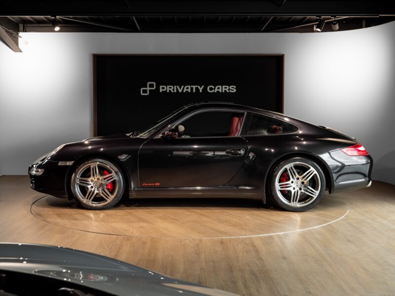 Vue latérale avec jantes sportives – PORSCHE – 911 997 4S – 2007 – Noir Basalte Métallisée – 83 900 km – 355 ch – Flat 6 Atmo – Transmission : Manuelle – Origine Danemark – Privaty Cars – Dépôt-vente de véhicules PORSCHE en Nouvelle-Aquitaine