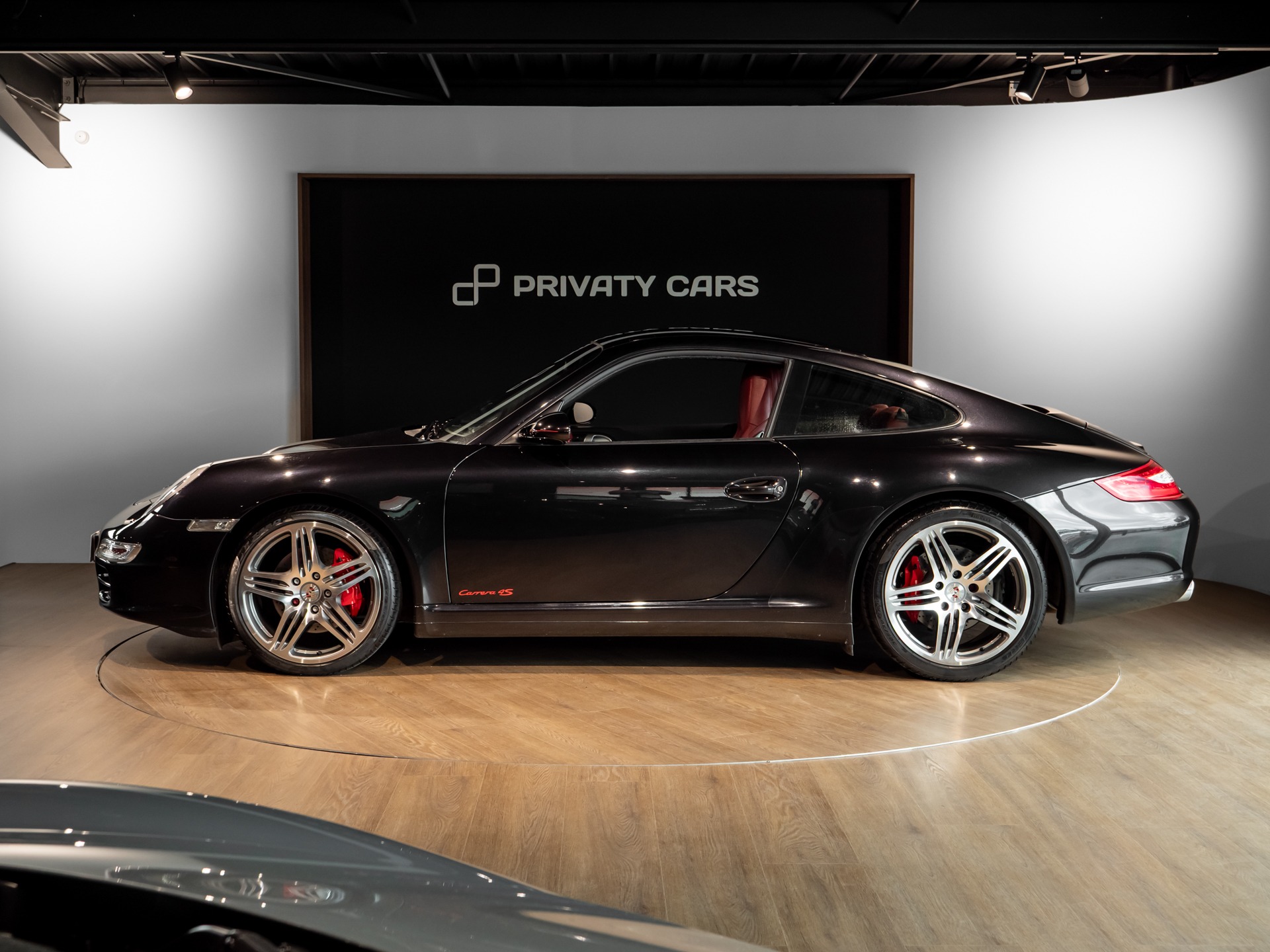 Vue latérale avec jantes sportives – PORSCHE – 911 997 4S – 2007 – Noir Basalte Métallisée – 83 900 km – 355 ch – Flat 6 Atmo – Transmission : Manuelle – Origine Danemark – Privaty Cars – Dépôt-vente de véhicules PORSCHE en Nouvelle-Aquitaine