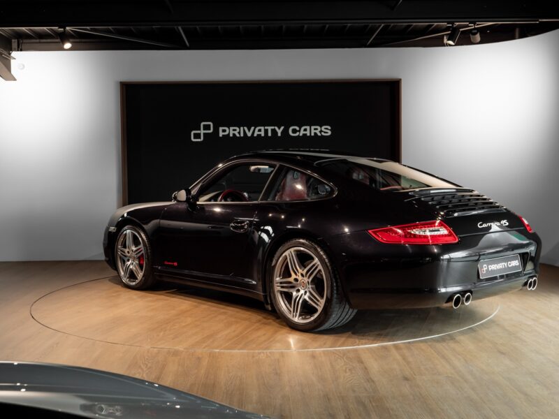 Vue arrière avec double sortie d'échappement – PORSCHE – 911 997 4S – 2007 – Noir Basalte Métallisée – 83 900 km – 355 ch – Flat 6 Atmo – Transmission : Manuelle – Origine Danemark – Privaty Cars – Expert des modèles PORSCHE près de Niort