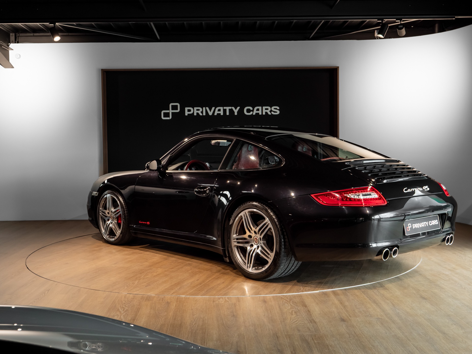 Vue arrière avec double sortie d'échappement – PORSCHE – 911 997 4S – 2007 – Noir Basalte Métallisée – 83 900 km – 355 ch – Flat 6 Atmo – Transmission : Manuelle – Origine Danemark – Privaty Cars – Expert des modèles PORSCHE près de Niort
