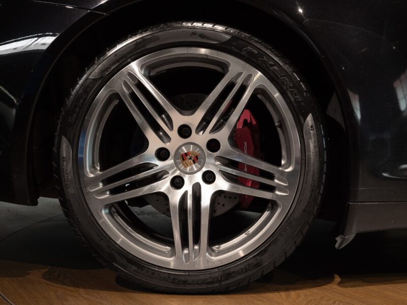 Jantes en alliage brillant – PORSCHE – 911 997 4S – 2007 – Noir Basalte Métallisée – 83 900 km – 355 ch – Flat 6 Atmo – Transmission : Manuelle – Origine Danemark – Privaty Cars – Commerce de voitures de sport luxe et premium près de Poitiers