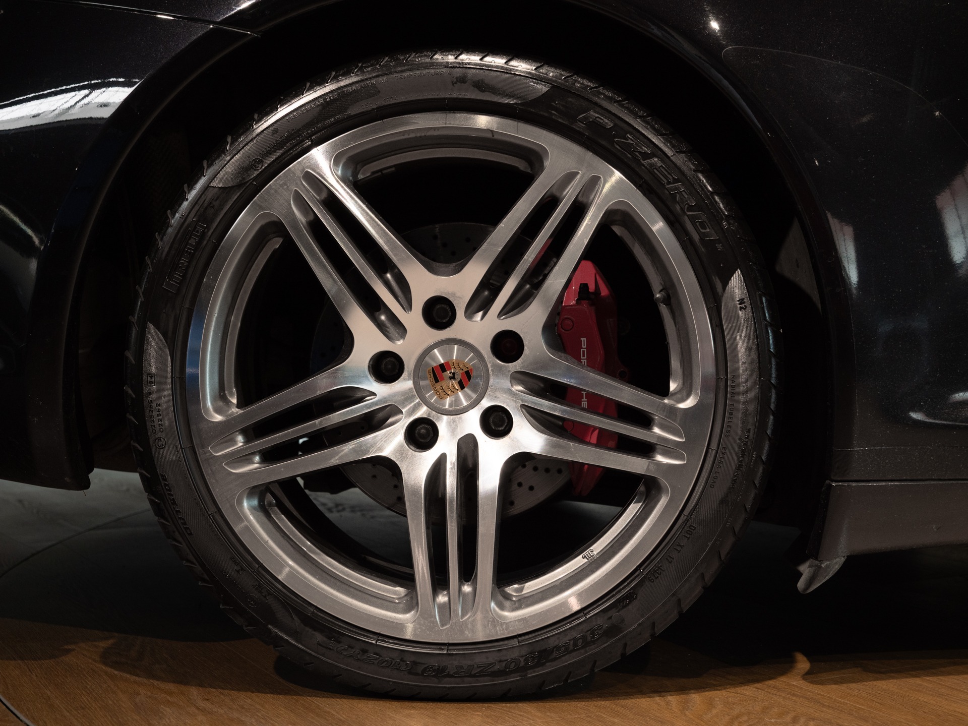 Jantes en alliage brillant – PORSCHE – 911 997 4S – 2007 – Noir Basalte Métallisée – 83 900 km – 355 ch – Flat 6 Atmo – Transmission : Manuelle – Origine Danemark – Privaty Cars – Commerce de voitures de sport luxe et premium près de Poitiers