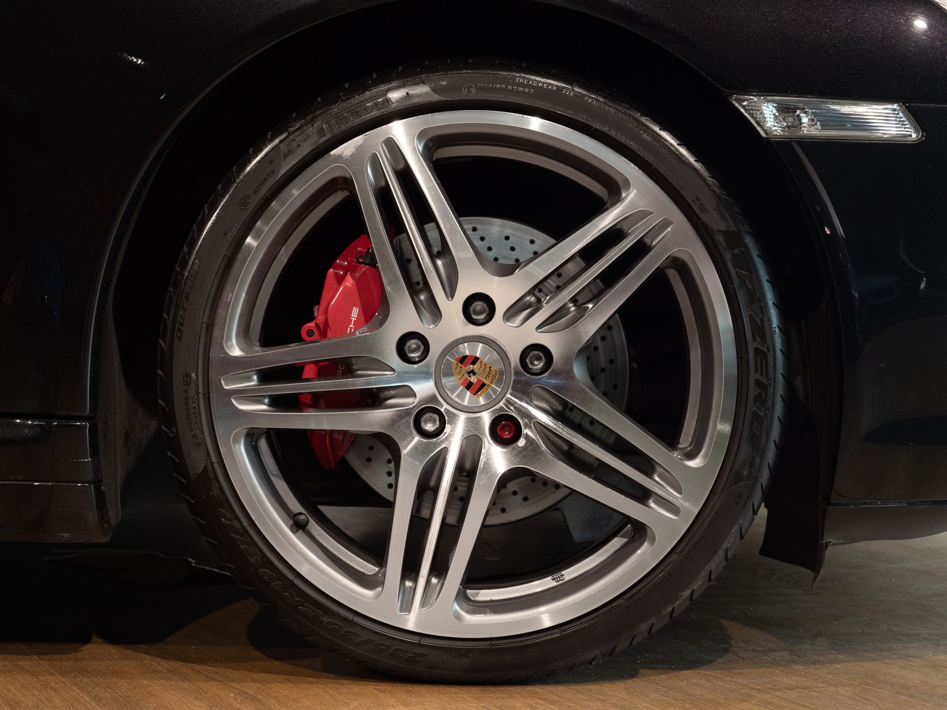 Jantes en alliage avec étriers rouges – PORSCHE – 911 997 4S – 2007 – Noir Basalte Métallisée – 83 900 km – 355 ch – Flat 6 Atmo – Transmission : Manuelle – Origine Danemark – Privaty Cars – Dépôt-vente de véhicules PORSCHE en Nouvelle-Aquitaine