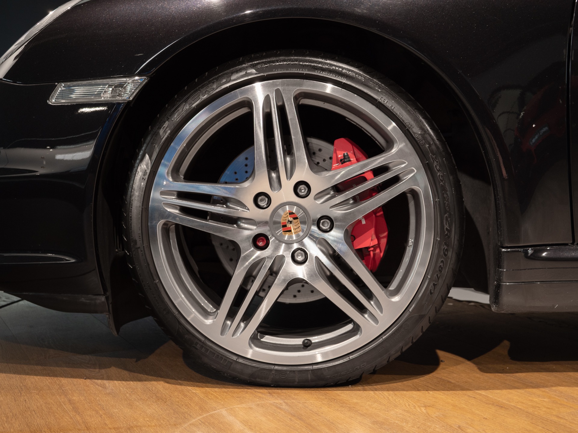 Jantes en alliage poli – PORSCHE – 911 997 4S – 2007 – Noir Basalte Métallisée – 83 900 km – 355 ch – Flat 6 Atmo – Transmission : Manuelle – Origine Danemark – Privaty Cars – Vente de voitures de prestige d’occasion en Charente-Maritime