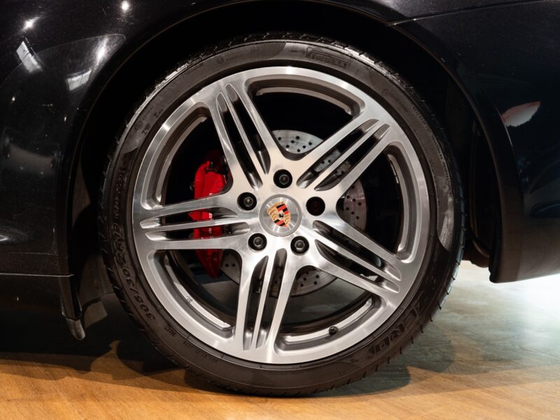 Jantes en alliage avec étriers rouges – PORSCHE – 911 997 4S – 2007 – Noir Basalte Métallisée – 83 900 km – 355 ch – Flat 6 Atmo – Transmission : Manuelle – Origine Danemark – Privaty Cars – Négoce de véhicules GT et sportives d’exception dans l’Ouest de la France