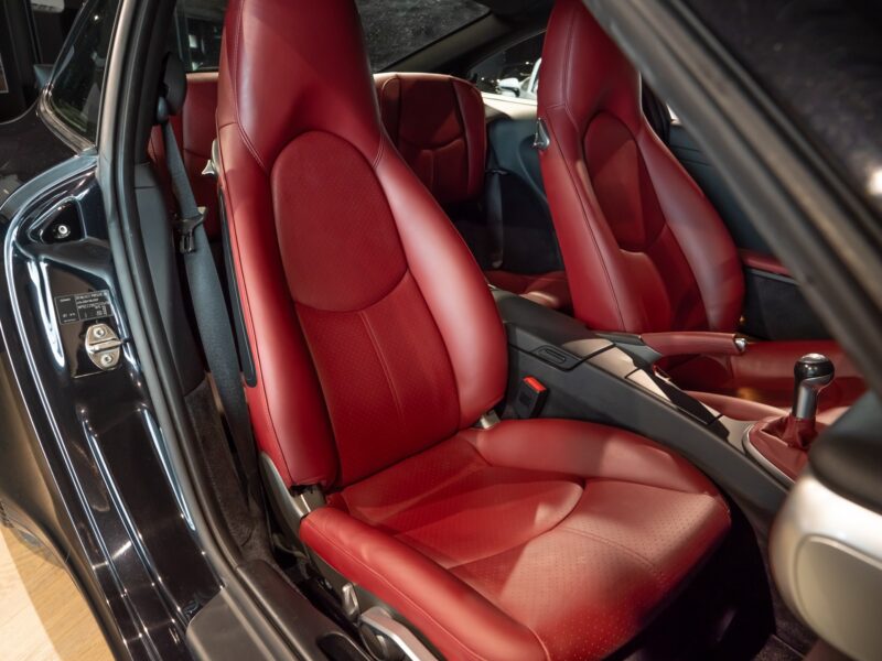 Sièges baquets en cuir rouge – PORSCHE – 911 997 4S – 2007 – Noir Basalte Métallisée – 83 900 km – 355 ch – Flat 6 Atmo – Transmission : Manuelle – Origine Danemark – Privaty Cars – Achat et vente de voitures de sport d’occasion entre Bordeaux et Nantes