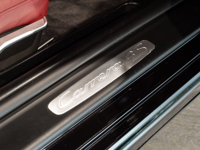 Plaque de seuil avec inscription – PORSCHE – 911 997 4S – 2007 – Noir Basalte Métallisée – 83 900 km – 355 ch – Flat 6 Atmo – Transmission : Manuelle – Origine Danemark – Privaty Cars – Courtage automobile PORSCHE proche de Nantes