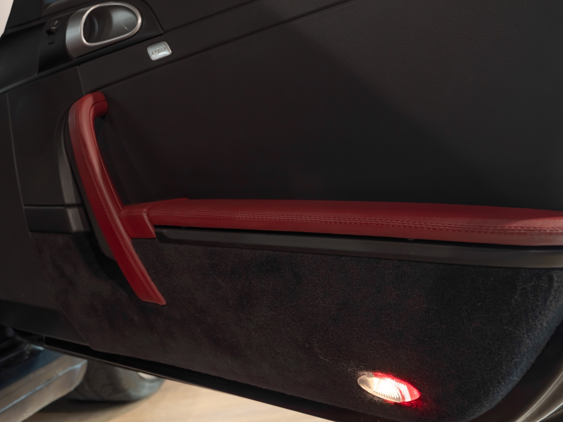 Panneau de porte avec garniture rouge – PORSCHE – 911 997 4S – 2007 – Noir Basalte Métallisée – 83 900 km – 355 ch – Flat 6 Atmo – Transmission : Manuelle – Origine Danemark – Privaty Cars – Chasseur de voitures de sport sur mesure en Nouvelle-Aquitaine
