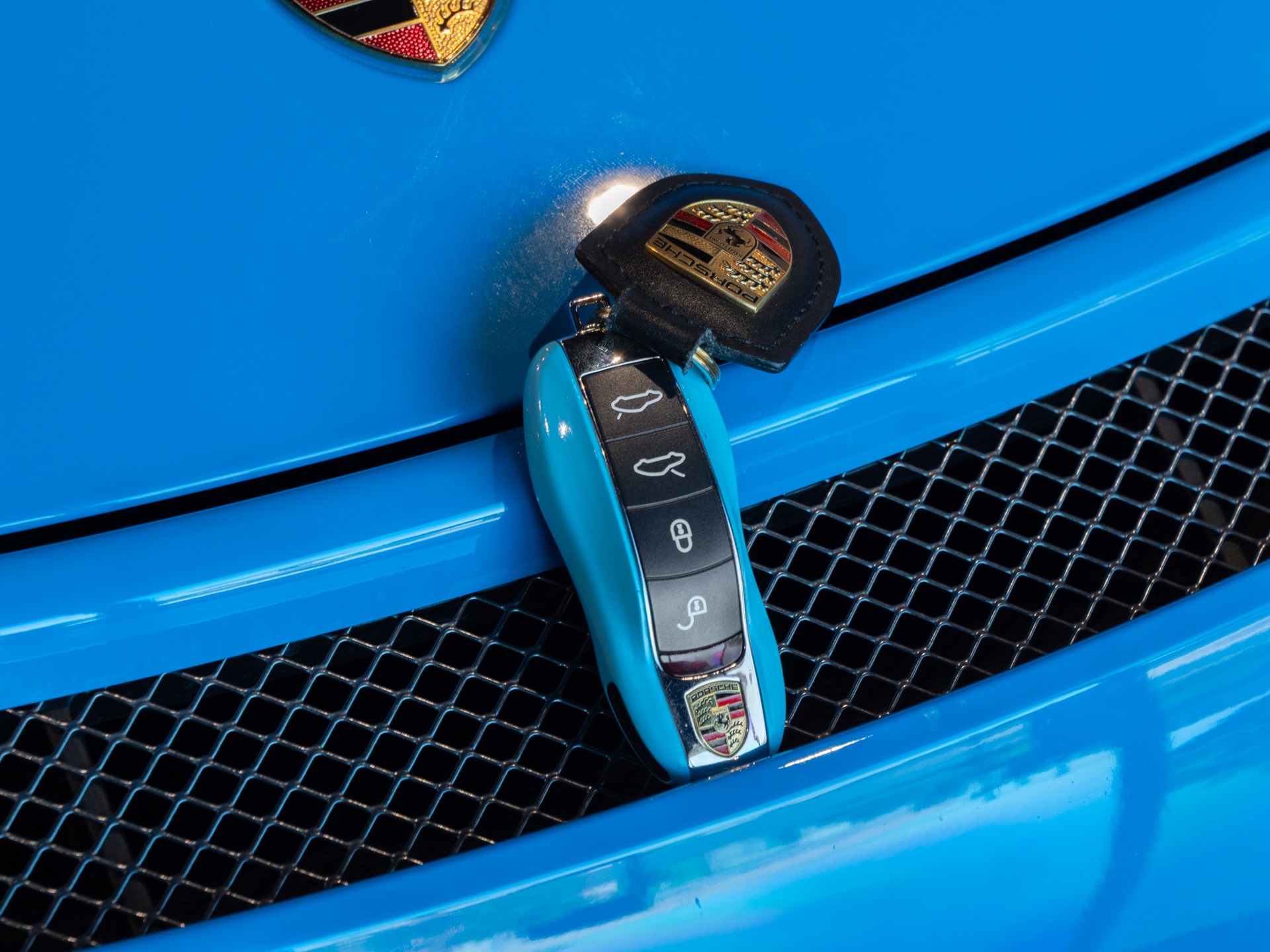 Carrosserie – PORSCHE – Cayman GT4 981 – 2016 – Jaune Racing – 10 900 km – 385 ch – Flat 6 Atmo – Transmission : Manuelle – Origine Allemagne – Privaty Cars – Rachat express de supercars et hypercars près de Niort