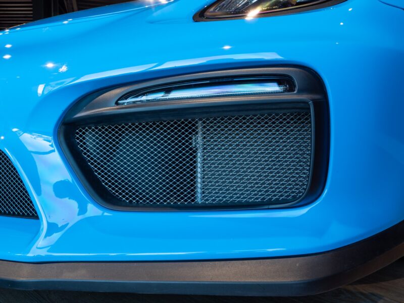Grille d'aération avec maillage métallique – PORSCHE – Cayman GT4 981 – 2016 – Jaune Racing – 10 900 km – 385 ch – Flat 6 Atmo – Transmission : Manuelle – Origine Allemagne – Privaty Cars – Vente de voitures de sport d’occasion près de Poitiers