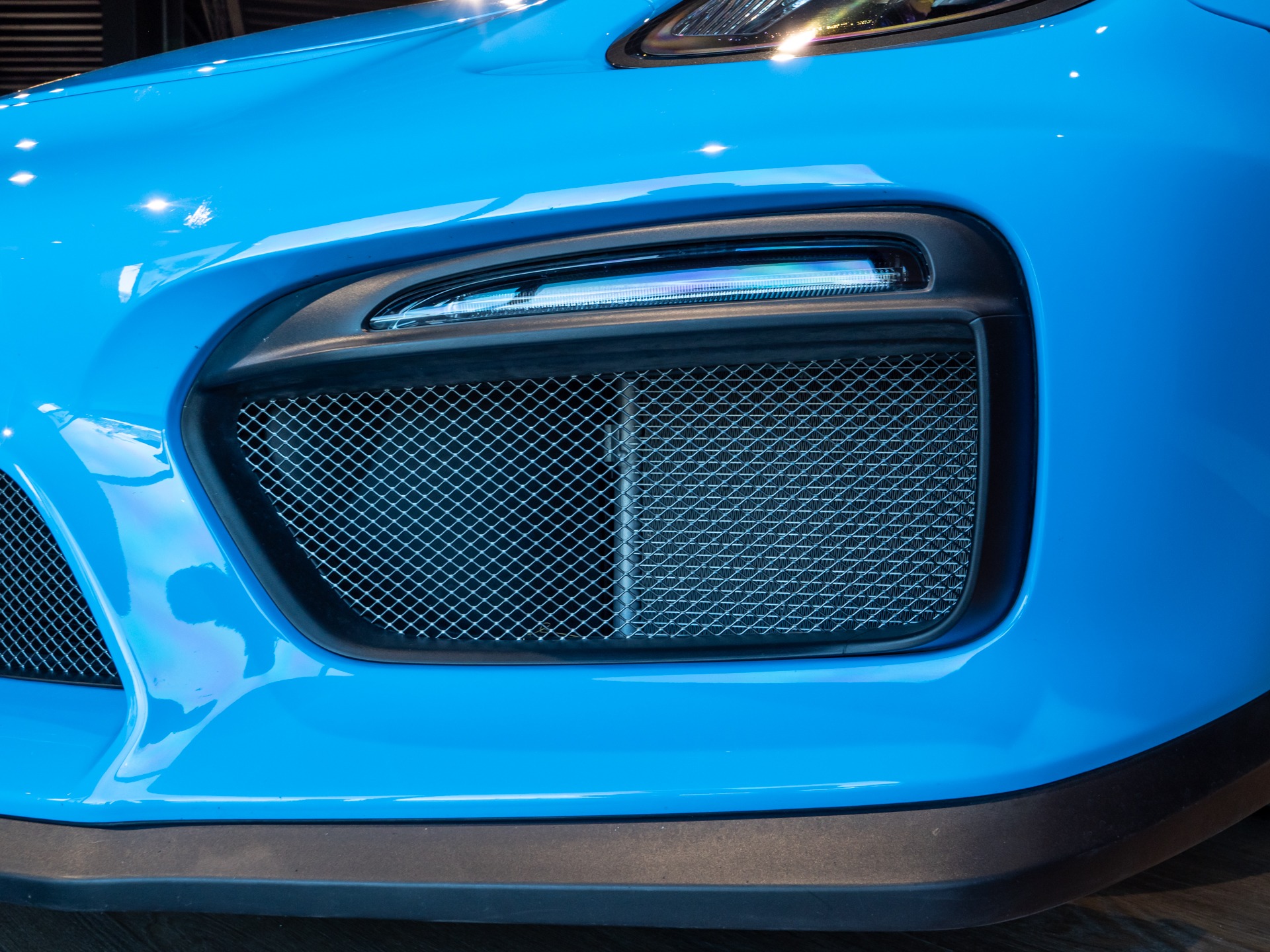 Grille d'aération avec maillage métallique – PORSCHE – Cayman GT4 981 – 2016 – Jaune Racing – 10 900 km – 385 ch – Flat 6 Atmo – Transmission : Manuelle – Origine Allemagne – Privaty Cars – Vente de voitures de sport d’occasion près de Poitiers