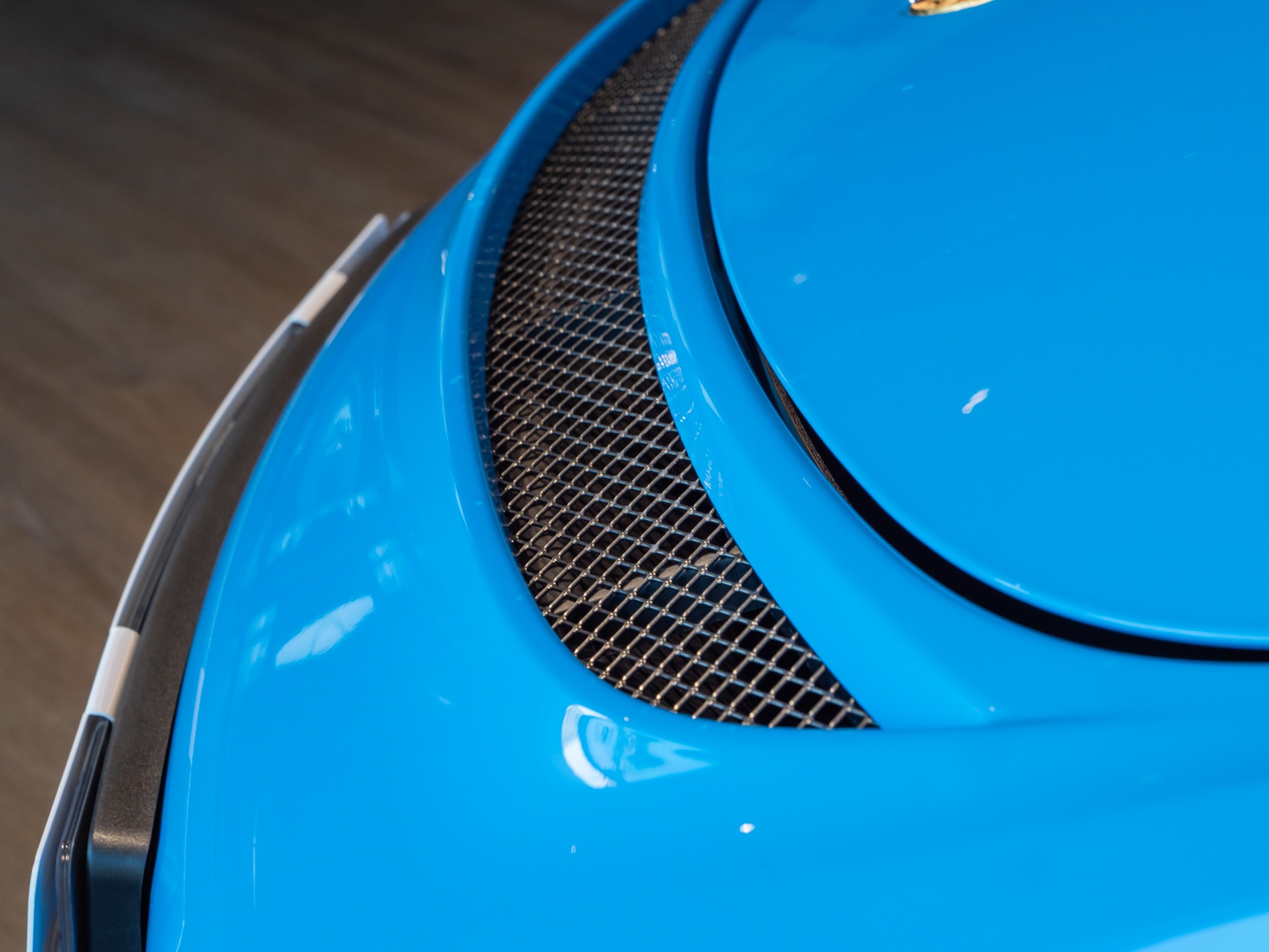 Grille avec maillage métallique – PORSCHE – Cayman GT4 981 – 2016 – Jaune Racing – 10 900 km – 385 ch – Flat 6 Atmo – Transmission : Manuelle – Origine Allemagne – Privaty Cars – Chasseur de voitures de sport sur mesure proche de Nantes