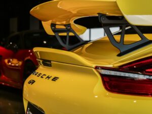 Carrosserie – PORSCHE – Cayman GT4 981 – 2016 – Jaune Racing – 8 900 km – 385 ch – Flat 6 Atmo – Transmission : Manuelle – Origine Allemagne – Privaty Cars – Spécialiste PORSCHE d’occasion en Nouvelle-Aquitaine