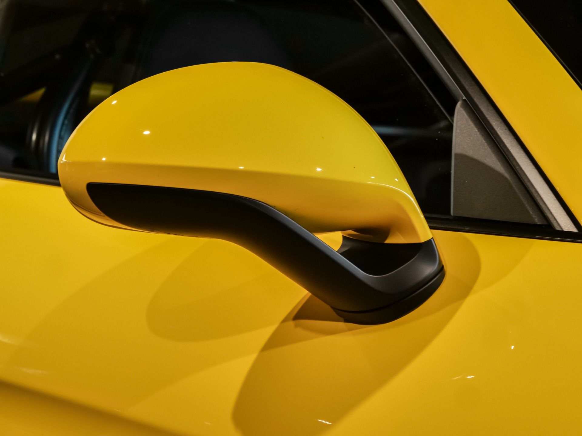 Carrosserie – PORSCHE – Cayman GT4 981 – 2016 – Jaune Racing – 8 900 km – 385 ch – Flat 6 Atmo – Transmission : Manuelle – Origine Allemagne – Privaty Cars – Vente de voitures de sport d’occasion à 2 heures de Paris en TGV