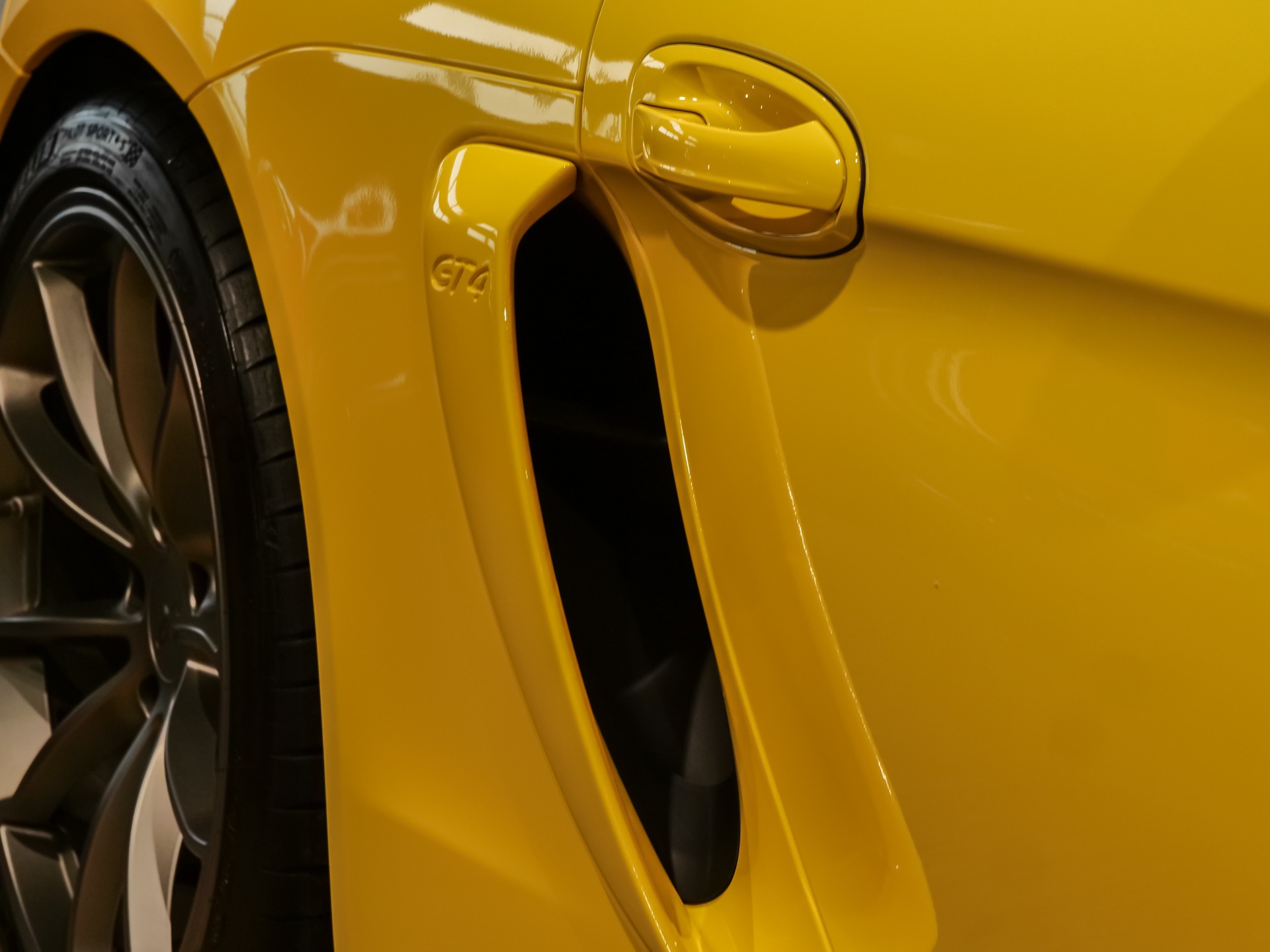 Carrosserie – PORSCHE – Cayman GT4 981 – 2016 – Jaune Racing – 8 900 km – 385 ch – Flat 6 Atmo – Transmission : Manuelle – Origine Allemagne – Privaty Cars – Chasseur de voitures de sport sur mesure proche de Nantes