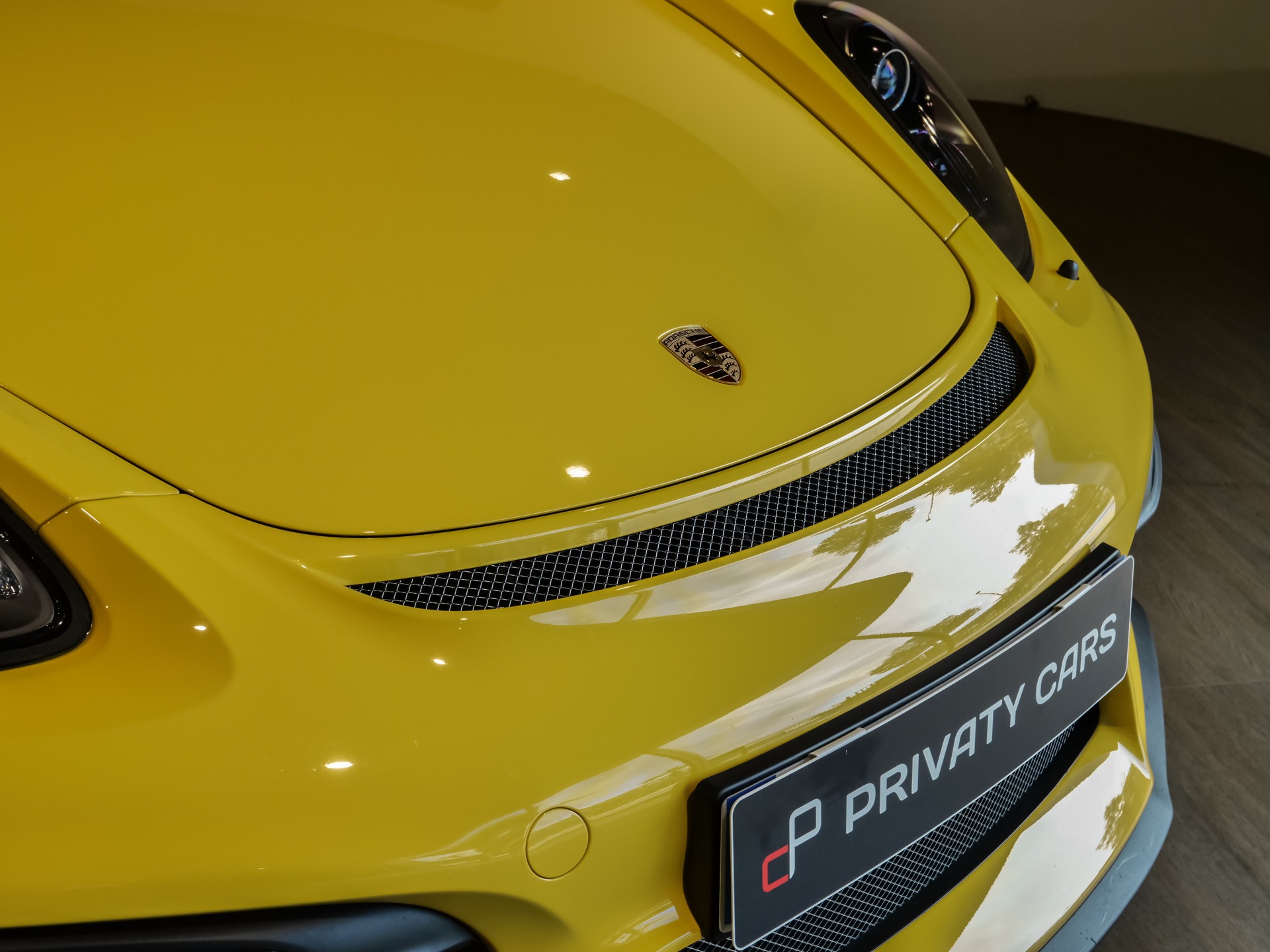 Carrosserie – PORSCHE – Cayman GT4 981 – 2016 – Jaune Racing – 8 900 km – 385 ch – Flat 6 Atmo – Transmission : Manuelle – Origine Allemagne – Privaty Cars – Importation de véhicules de prestige et sportifs près de Niort