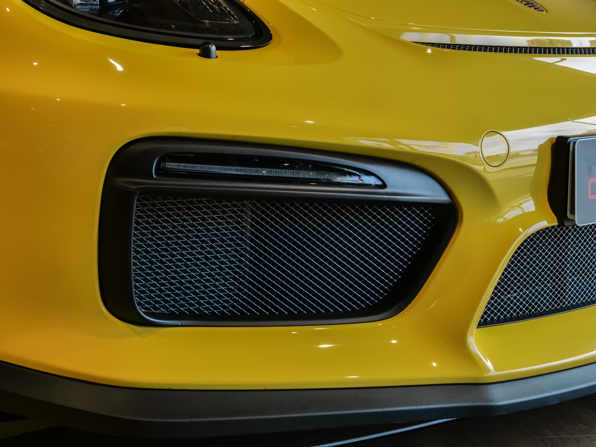 Carrosserie – PORSCHE – Cayman GT4 981 – 2016 – Jaune Racing – 8 900 km – 385 ch – Flat 6 Atmo – Transmission : Manuelle – Origine Allemagne – Privaty Cars – Expertise et vente de modèles Super Sport à La Rochelle