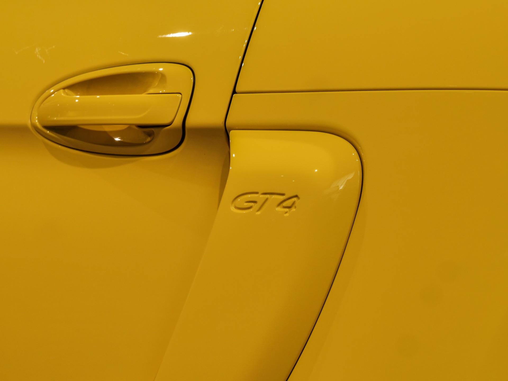 Carrosserie – PORSCHE – Cayman GT4 981 – 2016 – Jaune Racing – 8 900 km – 385 ch – Flat 6 Atmo – Transmission : Manuelle – Origine Allemagne – Privaty Cars – Commerce de voitures de sport luxe et premium proche de Nantes