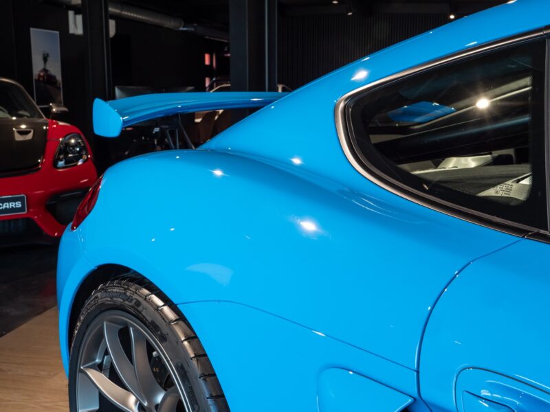 Aileron arrière sur carrosserie sportive – PORSCHE – Cayman GT4 981 – 2016 – Jaune Racing – 10 900 km – 385 ch – Flat 6 Atmo – Transmission : Manuelle – Origine Allemagne – Privaty Cars – Rachat express de supercars et hypercars en Charente-Maritime