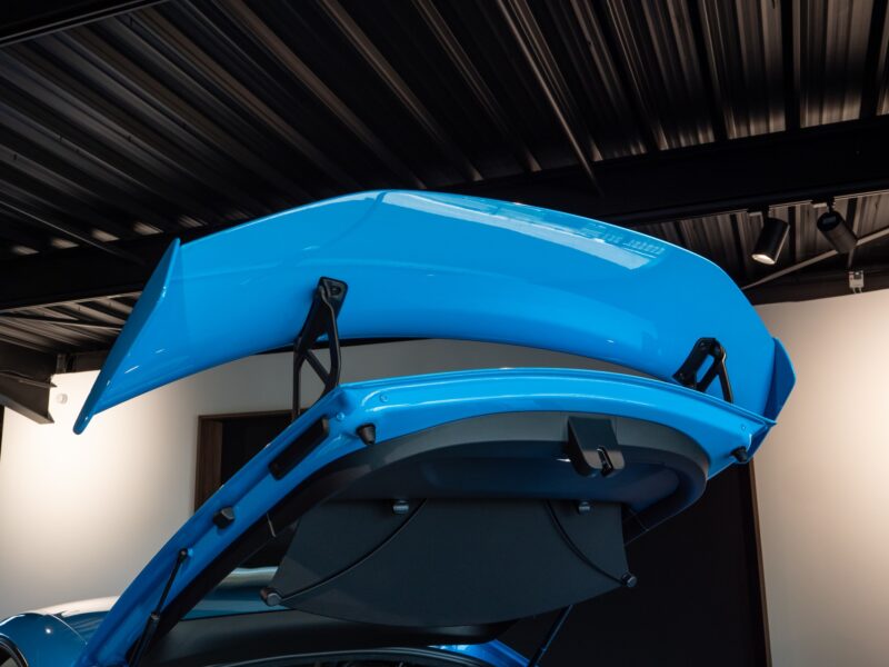 Aileron arrière en position relevée – PORSCHE – Cayman GT4 981 – 2016 – Jaune Racing – 10 900 km – 385 ch – Flat 6 Atmo – Transmission : Manuelle – Origine Allemagne – Privaty Cars – Dépôt-vente de voitures de sport et véhicules d’exception entre Bordeaux et Nantes
