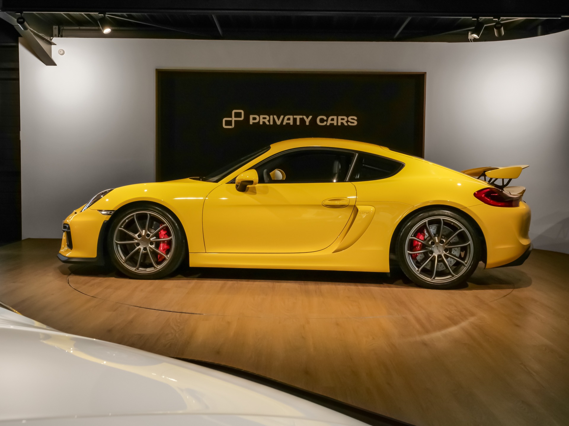 Extérieur – PORSCHE – Cayman GT4 981 – 2016 – Jaune Racing – 8 900 km – 385 ch – Flat 6 Atmo – Transmission : Manuelle – Origine Allemagne – Privaty Cars – Reprise cash de voitures de luxe sans obligation d’achat près de Poitiers