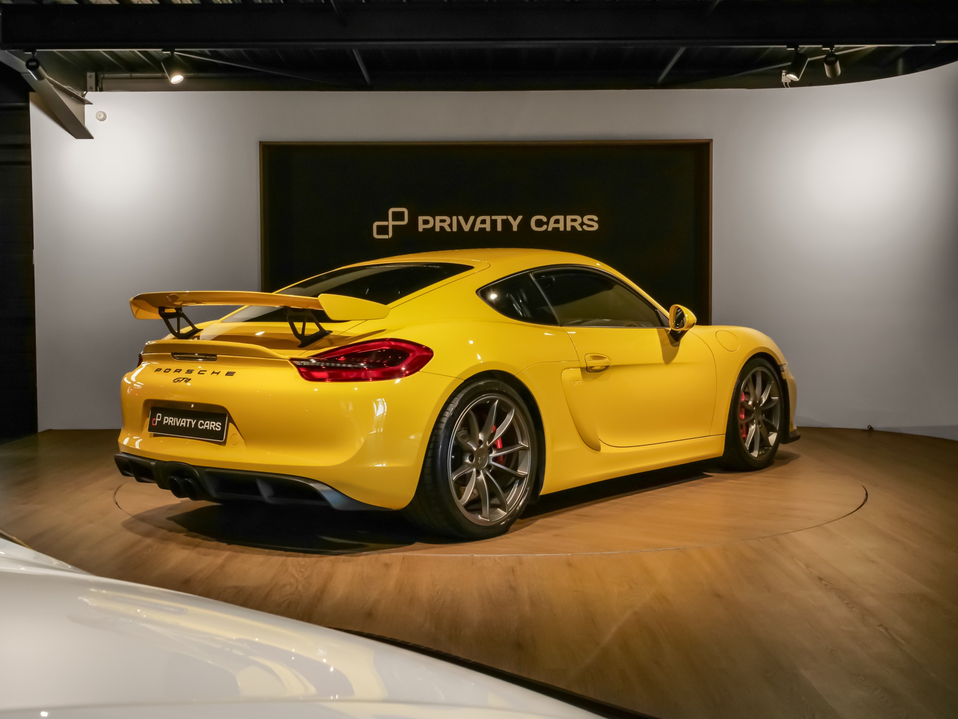 Extérieur – PORSCHE – Cayman GT4 981 – 2016 – Jaune Racing – 8 900 km – 385 ch – Flat 6 Atmo – Transmission : Manuelle – Origine Allemagne – Privaty Cars – Achat et vente de véhicules PORSCHE d’occasion en Charente-Maritime