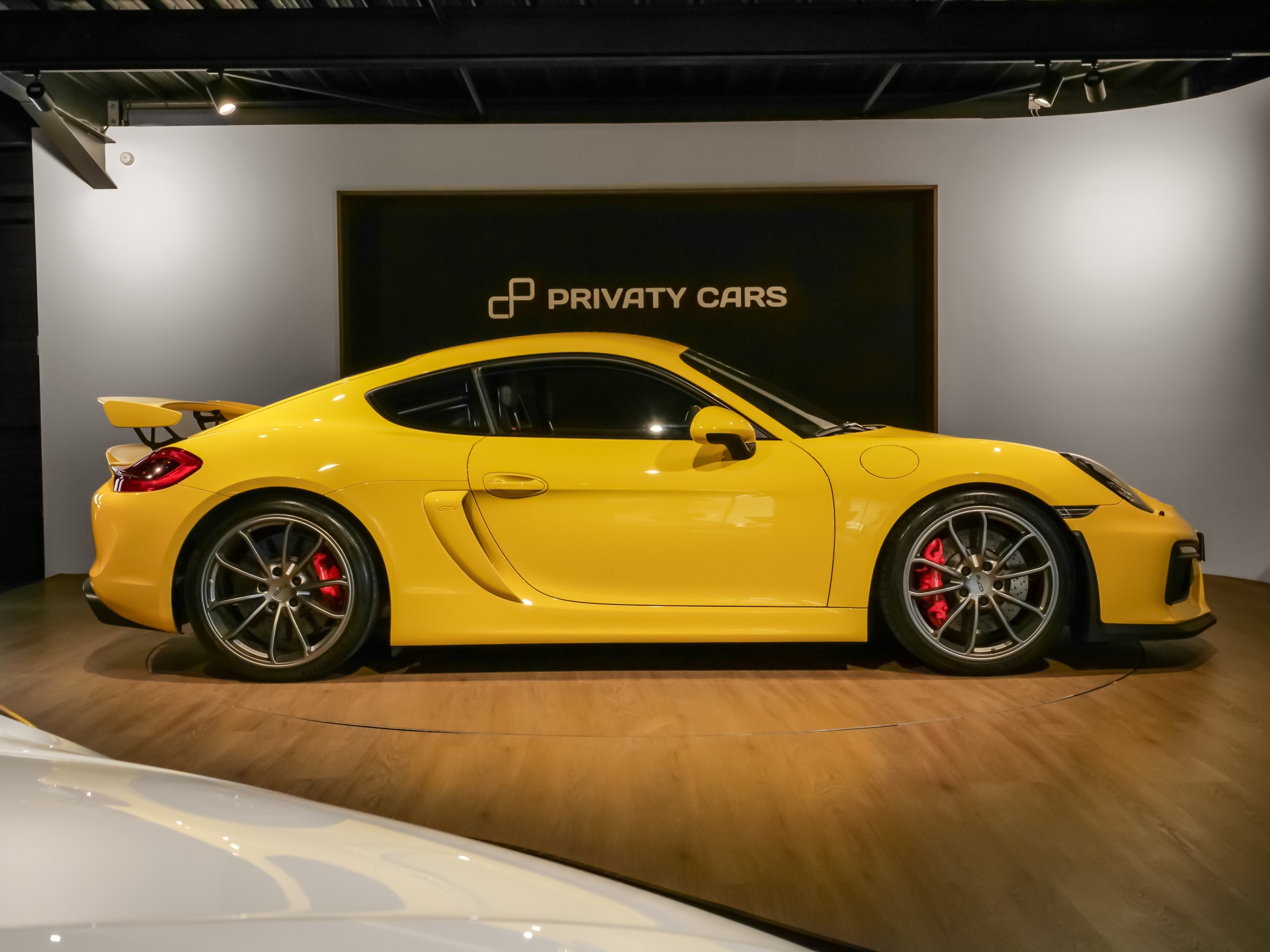 Extérieur – PORSCHE – Cayman GT4 981 – 2016 – Jaune Racing – 8 900 km – 385 ch – Flat 6 Atmo – Transmission : Manuelle – Origine Allemagne – Privaty Cars – Rachat cash de voitures PORSCHE en Charente-Maritime