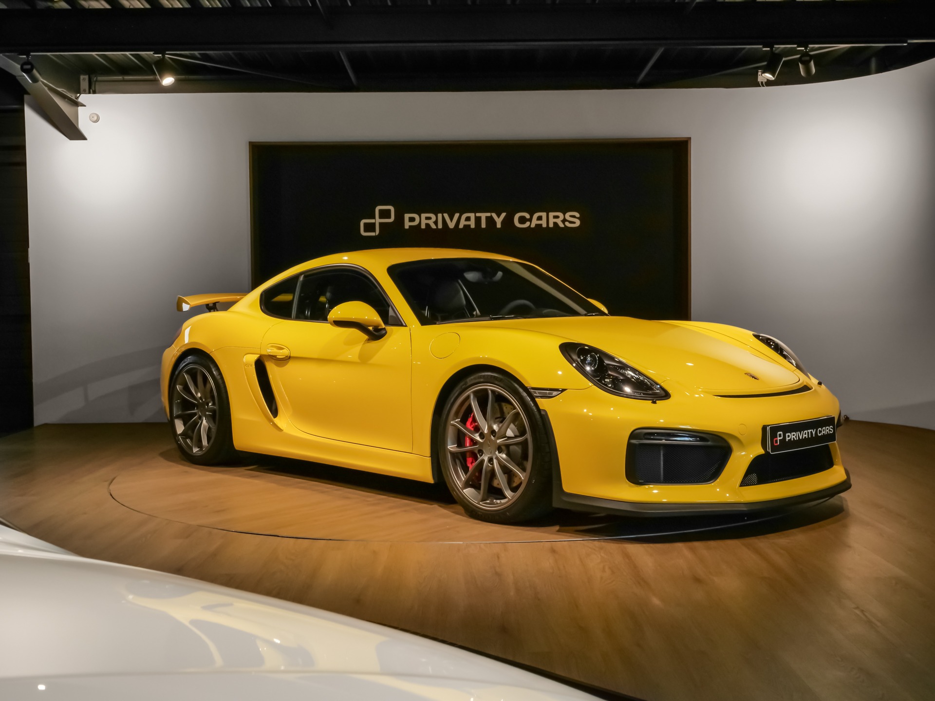 Extérieur – PORSCHE – Cayman GT4 981 – 2016 – Jaune Racing – 8 900 km – 385 ch – Flat 6 Atmo – Transmission : Manuelle – Origine Allemagne – Privaty Cars – Expert des modèles PORSCHE proche de Bordeaux