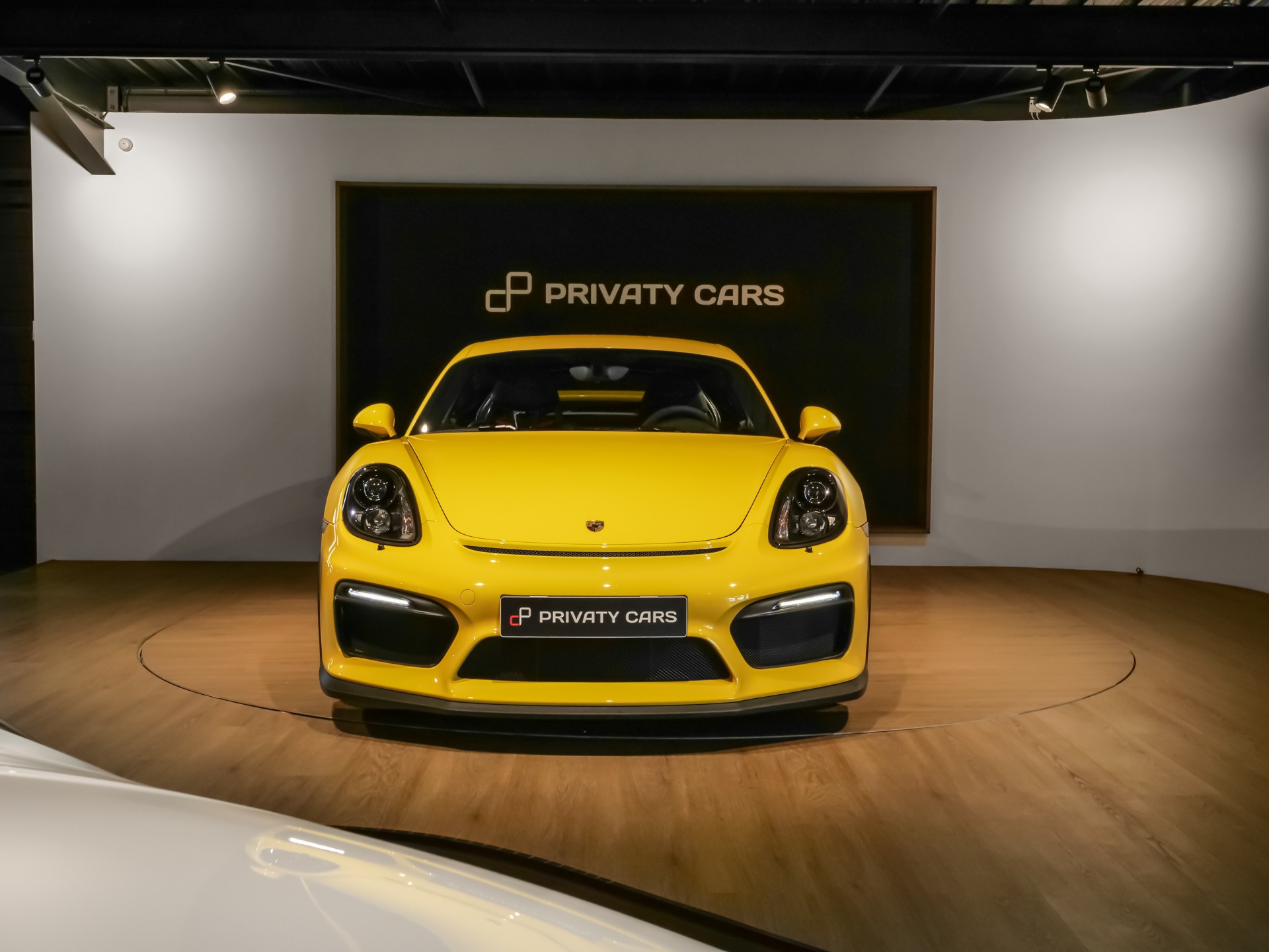 Extérieur – PORSCHE – Cayman GT4 981 – 2016 – Jaune Racing – 8 900 km – 385 ch – Flat 6 Atmo – Transmission : Manuelle – Origine Allemagne – Privaty Cars – Estimation et rachat de véhicules haut de gamme à 2 heures de Paris en TGV