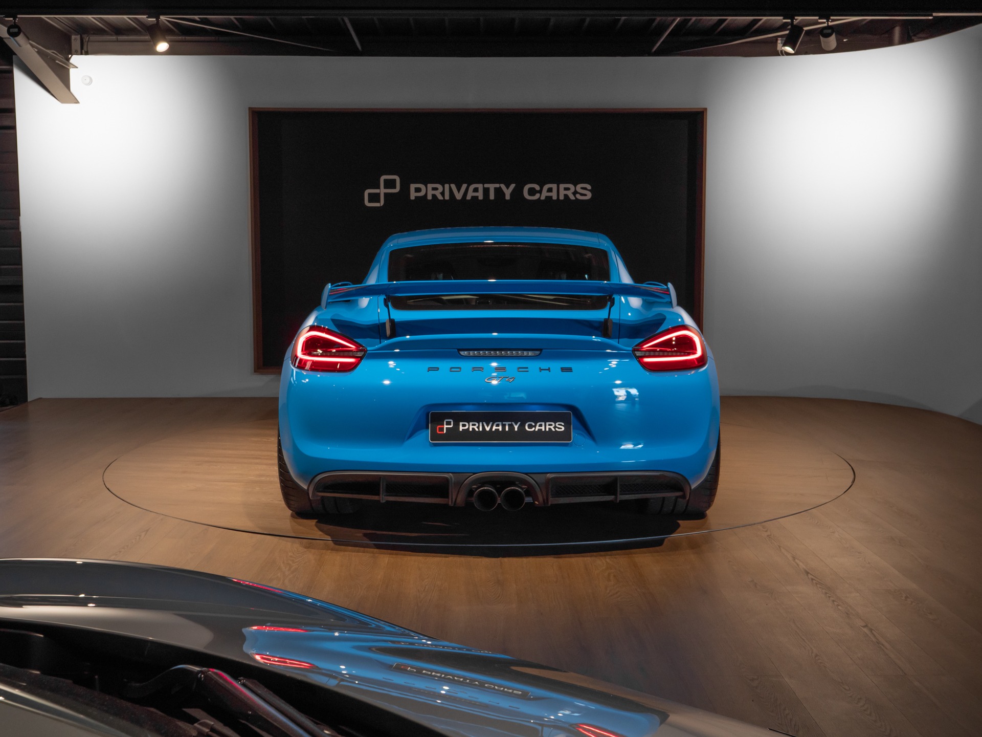 Vue arrière avec aileron et diffuseur – PORSCHE – Cayman GT4 981 – 2016 – Jaune Racing – 10 900 km – 385 ch – Flat 6 Atmo – Transmission : Manuelle – Origine Allemagne – Privaty Cars – Commerce de voitures de sport luxe et premium proche de Bordeaux