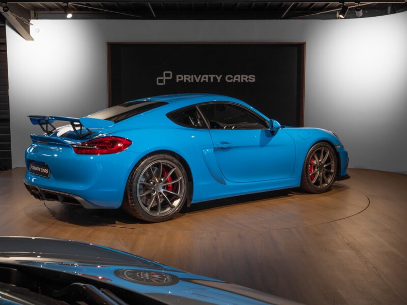 Vue arrière avec aileron et diffuseur – PORSCHE – Cayman GT4 981 – 2016 – Jaune Racing – 10 900 km – 385 ch – Flat 6 Atmo – Transmission : Manuelle – Origine Allemagne – Privaty Cars – Spécialiste PORSCHE d’occasion à 2 heures de Paris en TGV