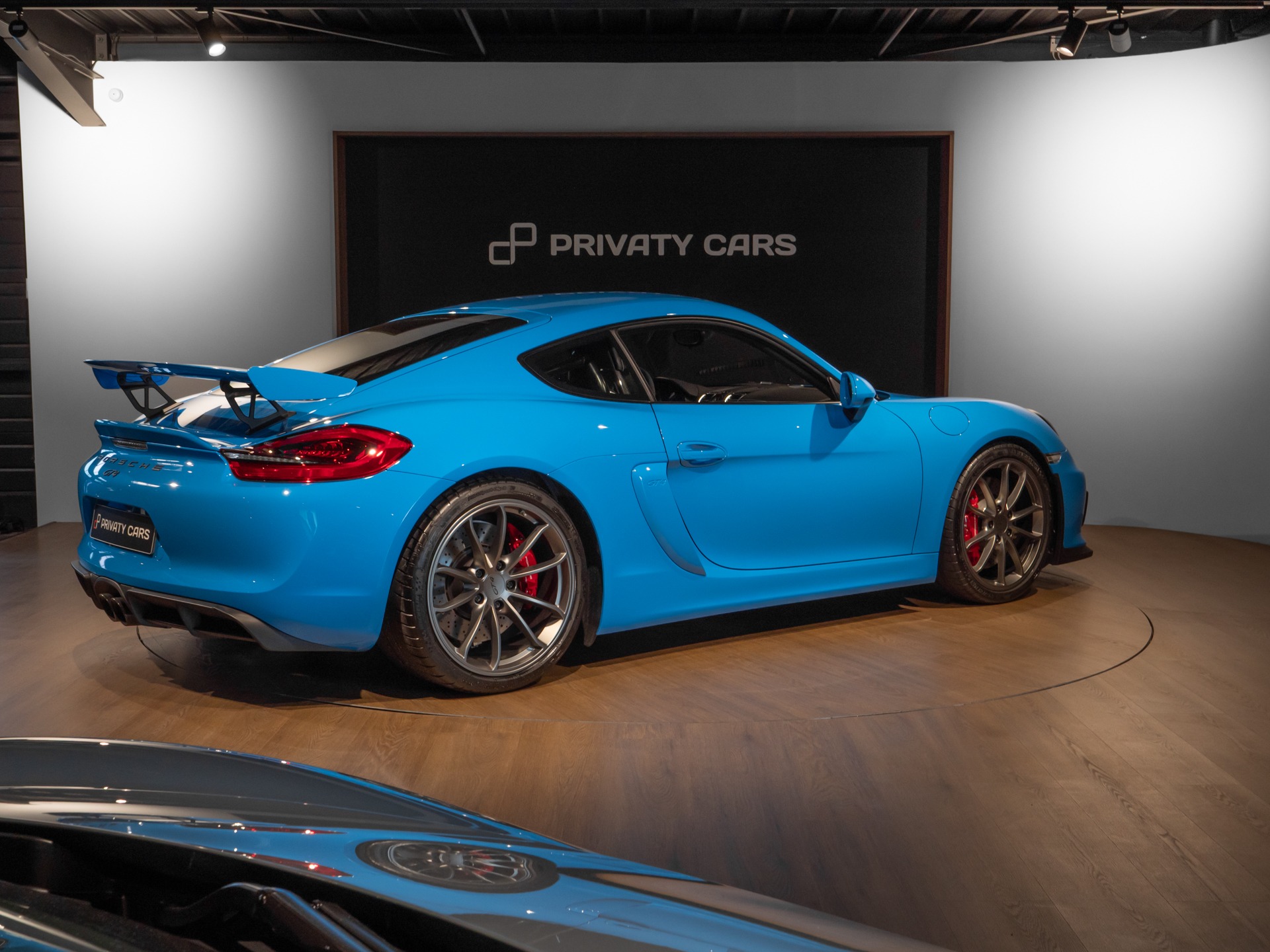 Vue arrière avec aileron et diffuseur – PORSCHE – Cayman GT4 981 – 2016 – Jaune Racing – 10 900 km – 385 ch – Flat 6 Atmo – Transmission : Manuelle – Origine Allemagne – Privaty Cars – Spécialiste PORSCHE d’occasion à 2 heures de Paris en TGV