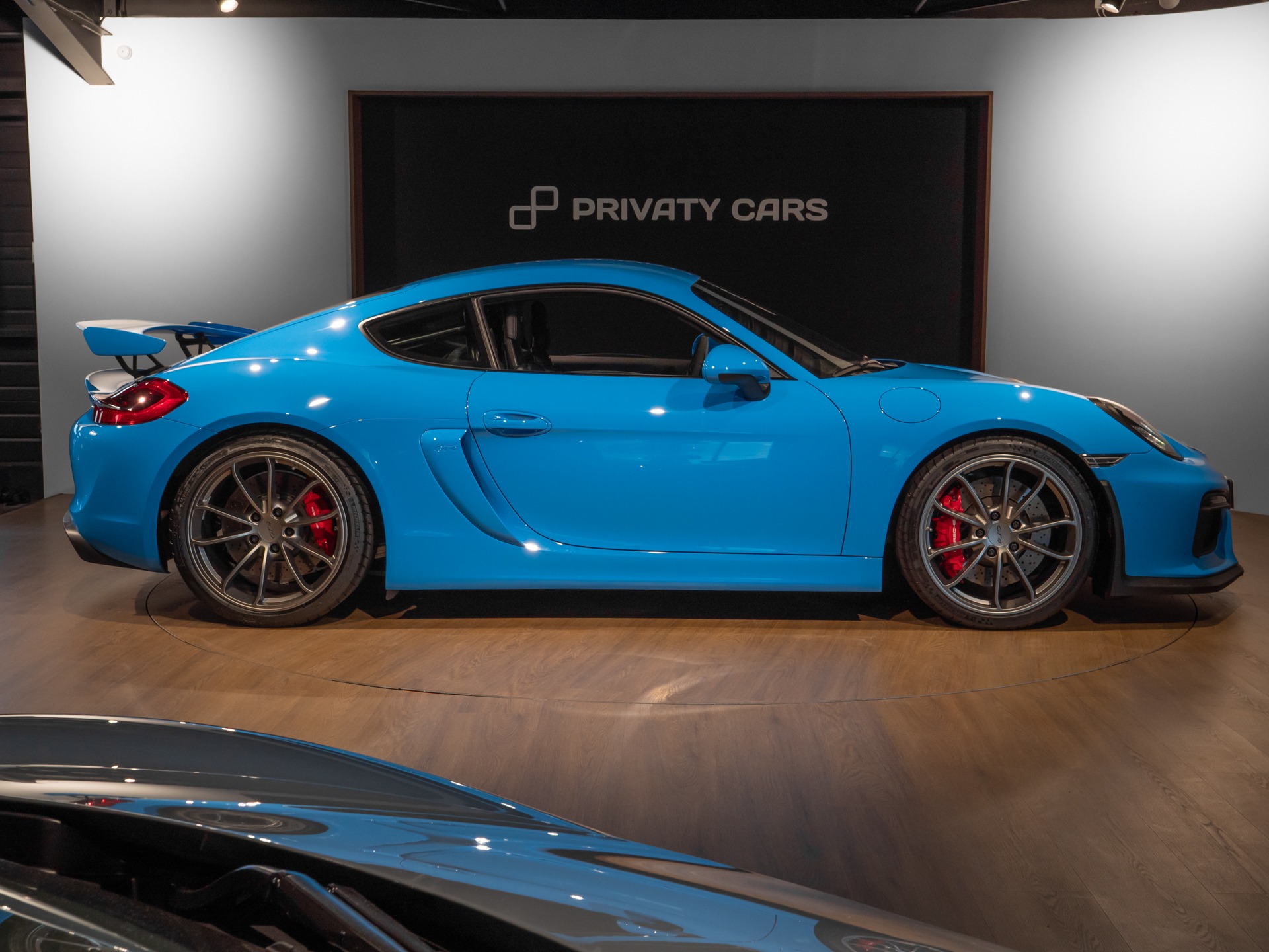 Vue latérale avec aileron arrière – PORSCHE – Cayman GT4 981 – 2016 – Jaune Racing – 10 900 km – 385 ch – Flat 6 Atmo – Transmission : Manuelle – Origine Allemagne – Privaty Cars – Véhicules de sport et de luxe d’occasion près de Poitiers
